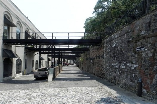Desnível entre o distrito histórico e a frente para o rio Savannah, vencido através de pontes que conectam ao pavimento superior dos edifícios