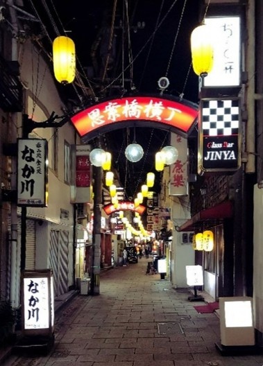 Noite de Nagasaki no bairro Shianbashi, Nagasaki, Japão