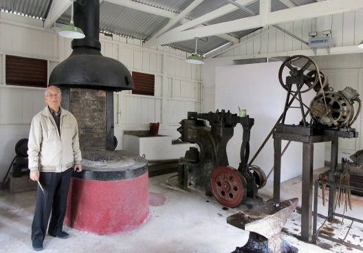 Júlio Abe na oficina de forja, Paranapiacaba