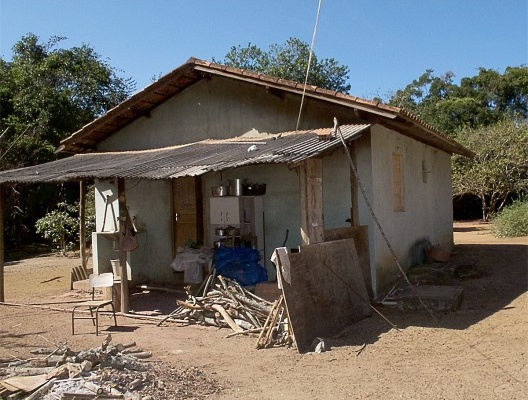 Casa guarani em alvenaria coberta com telha cerâmica