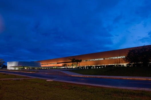 FHE – Fundação Habitacional do Exército, vista noturna, fachada norte, auditório e marquise. Escritório MGS – Macedo, Gomes & Sobreira