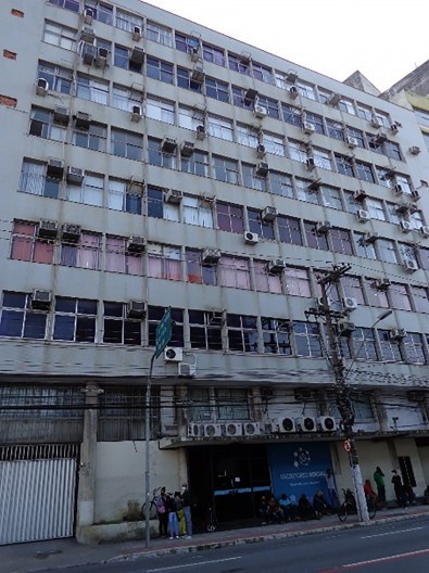Edifício Repartições Públicas, pilotis fechado na avenida Governador Bley, Vitória ES