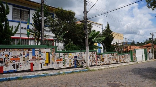 Visão ampla do Muro da Escola Estadual Dr. Genésio Cândido Pereira 2