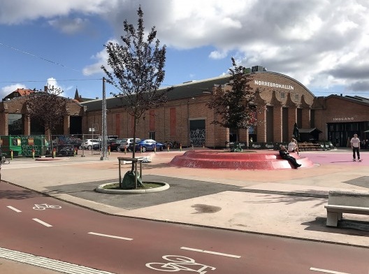 Superkilen, pink zone. Aqui o predomínio da cor rosa nos pisos e acabamentos cria um espaço diferenciado onde a população pode se encontrar para esportes e lazer. Com o trabalho da cor também nas fachadas do entorno, cria-se uma nova sensação tridimension