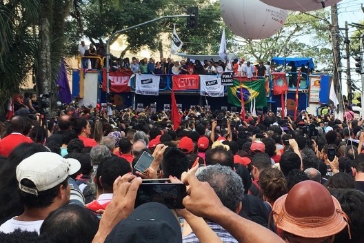 Lula discursando no palanque ao lado do Sindicato de Metalúrgicos do ABC, São Bernardo do Campo