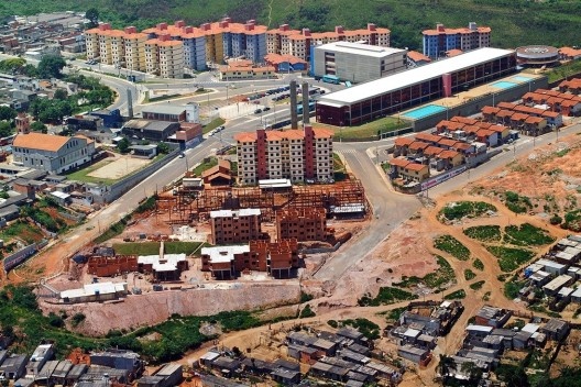 Conjunto habitacional Paulo Freire, Cidade Tiradentes, São Paulo SP, 1999-2010. Agente organizador Associação Paulo Freire, agente financiador Prefeitura Municipal de São Paulo / Programa de Mutirões Autogeridos da Cohab, assistência técnica Usina