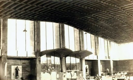 Igreja da Vila Madalena, vista interna da igreja com seus painéis e duas portas de entrada em vidro. Luz que invade toda a nave, São Paulo SP, 1957. Arquiteto Joaquim Guedes