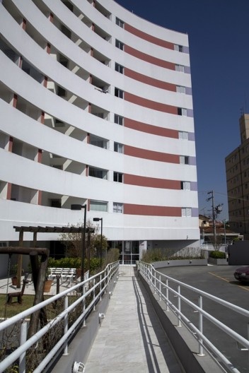 Vista do edifício a partir da rampa de acesso à piscina