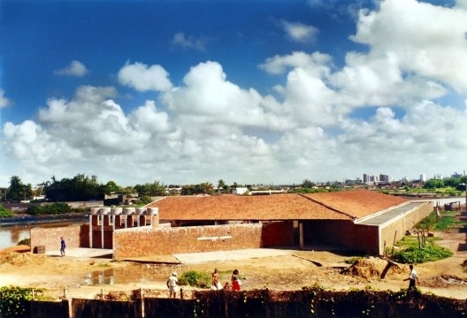 Escola Novo Mangue, Recife, 2000. Bruno Lima, Francisco Rocha e Lula Marcondes – O Norte – Oficina de Criação