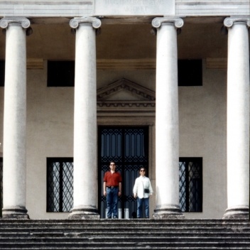 Renato Anelli e Ana Paula Koury na entrada da Villa La Rotonda em Vicenza, 1994. Arquiteto Andrea Palladio