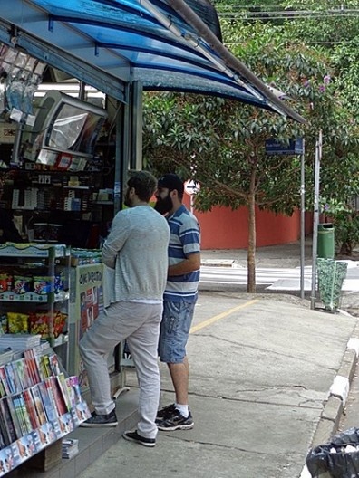 Rapazes na banca de jornal
