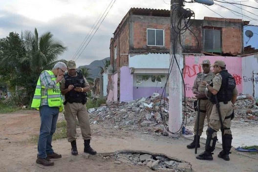 Moradores impedem demolição de casas na vila autódromo