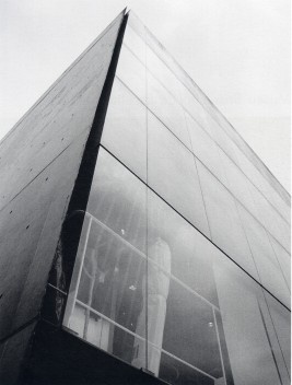 Loja Forma, detalhe da empena lateral. Arquiteto Paulo Mendes da Rocha