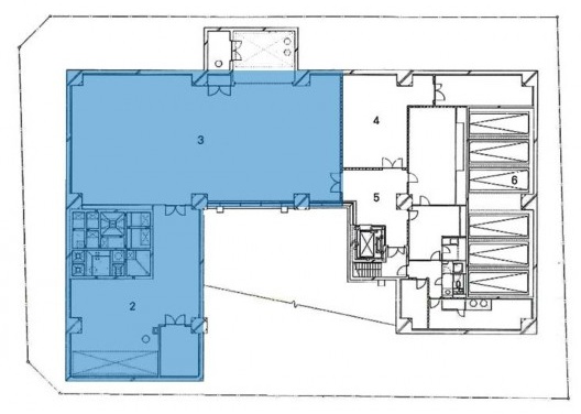 Next 21, planta do embasamento, Osaka. Espaços multiuso (azul), centro de reciclagem (2) e sala de energia (3)