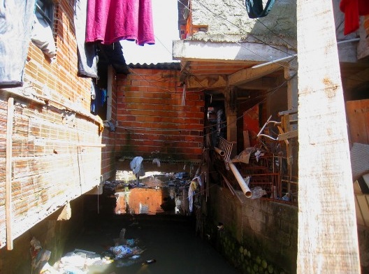 Reurbanização da favela do Sapé, situação anterior, Rio Pequeno, São Paulo, 2014. Base 3 Arquitetos, arquitetos Marina Grinover, Catherine Otondo e Jorge Pessoa