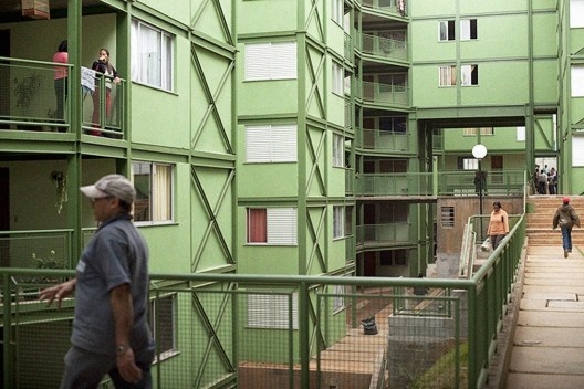 Conjunto habitacional Paulo Freire, Cidade Tiradentes, São Paulo SP, 1999-2010. Agente organizador Associação Paulo Freire, agente financiador Prefeitura Municipal de São Paulo / Programa de Mutirões Autogeridos da Cohab, assistência técnica Usina