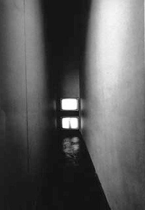 Live-taped vídeo Corridor, Bruce Nauman, 1969-1970