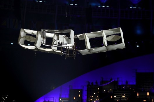 Jogos Olímpicos Rio 2016, simulação do 14Bis de Santos Dumont na solenidade de abertura, Estádio do Maracanã, Centro, Rio de Janeiro