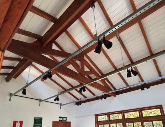 Prateleira de luz, trilho de iluminação e forro branco do escritório