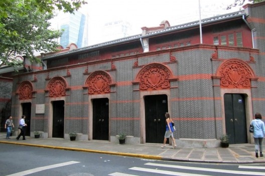 Xintiandi. O conjunto de casas com ornamentos vermelhos sobre as portas é particularmente famoso porque foi onde ocorreu a primeira reunião do Partido Comunista Chinês