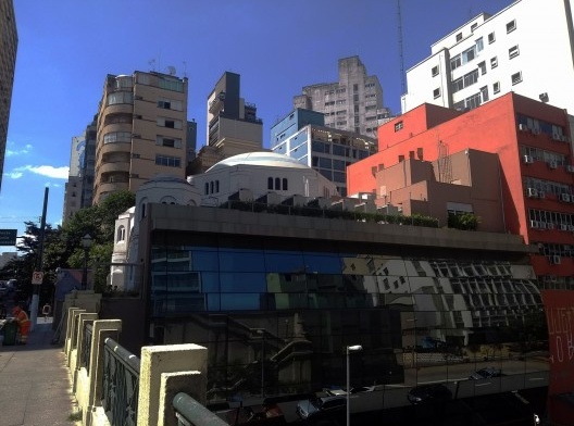 Fachada de vidro, vista do viaduto Martinho Prado