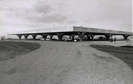 Rodoviária de Jaú vista da cota alta, 1973. Arquiteto Vilanova Artigas
