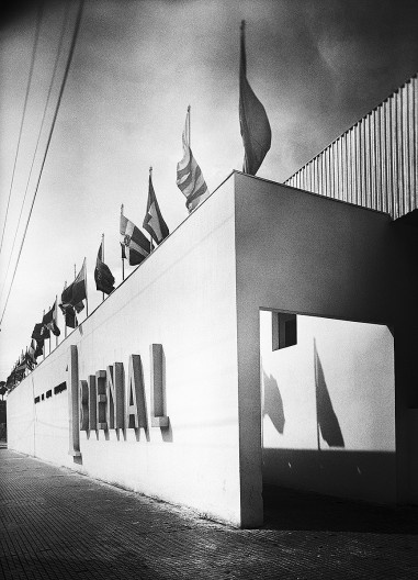 Fachada do pavilhão da 1ª Bienal