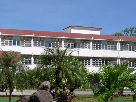 Ventanas de vidrio tipo marquesinas normalizadas, en fachada principal de Hospital Clínico Quirúrgico Dr. Juan Bruno Zayas, Santiago de Cuba (década de 1970-1990)