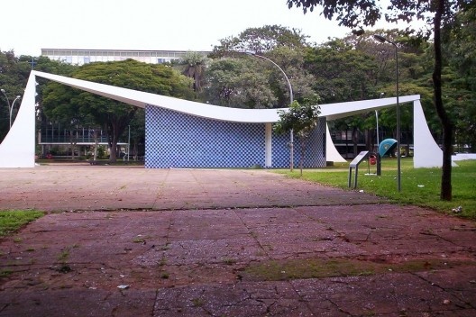 Fachada lateral direita da igrejinha