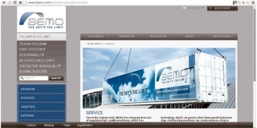 A máquina MONRO da BEMO, instalada em um container para poder ser transportada para qualquer local para produzir painéis de dupla curvatura diretamente no conteiro de obras