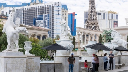 Turistas em frente do Caesars Palace, Las Vegas, Estados Unidos