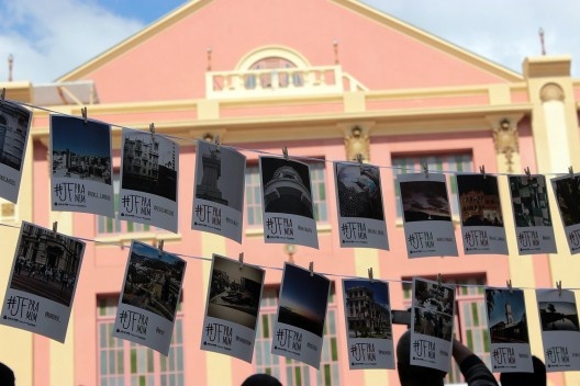 Metalinguagem: exposição sobre a cidade realizada no próprio espaço urbano, Rua Halfeld, Juiz de Fora, 30/05/2015