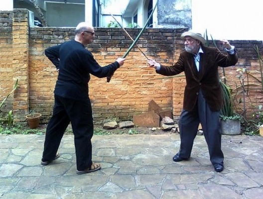 Guto Lacaz e sua poderosa Lança de Ogum contra o cavaleiro Flávio Motta e sua bengala encantada