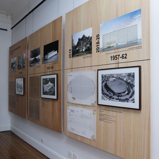Exposição “Três pavilhões de Sérgio Bernardes”, painéis com pavilhões de Sérgio Bernardes e da tradição brasileira