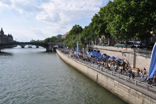Praia artificial no rio Sena, Paris