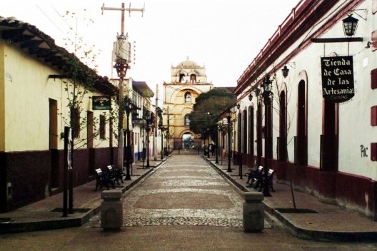 San Cristóbal de las Casas, Rua Miguel Hidalgo com Arco del Carmen ao fundo, c. 2003