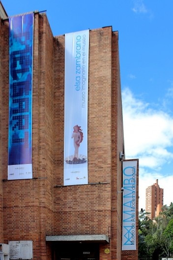 Edifícios El Museo, Colegio de Arquitetos de Colombia e Torres do Parque integrados por escadaria pública