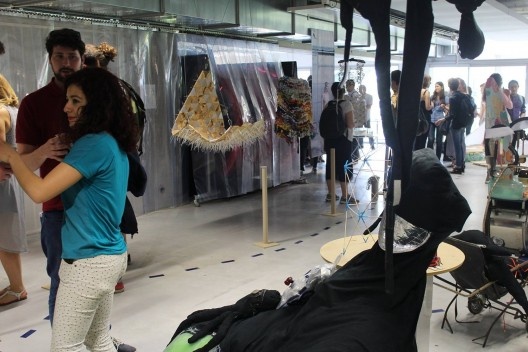 Exposição de trabalhos finais da escola de arquitetura nos estúdios do mezanino B do edifício — destaque para as divisórias plásticas das salas de aula