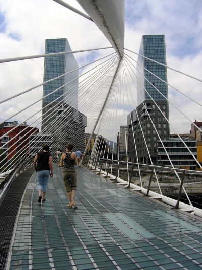 Ponte Zubizuri, de Santiago Calatrava, com edifícios de Arata Isozaki ao fundo, Bilbao