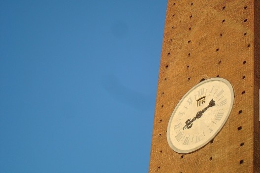 No belo campanário, o relógio aponta que o dia vai se acabar