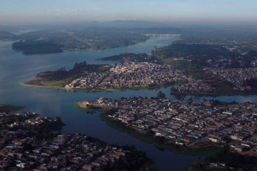 Vista aérea do Cantinho do Céu, parque linear