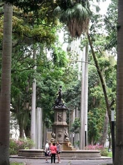 Palácio do Catete, Rio de Janeiro: aleia central de palmeiras, com chafariz coroado por escultura