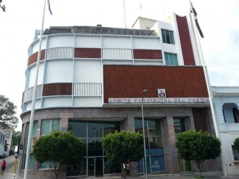 Uso de paños de vidrios fijos y elementos de protección solar, Comité Provincial del Partido Comunista de Cuba, Santiago de Cuba (edificio Movimiento Moderno)