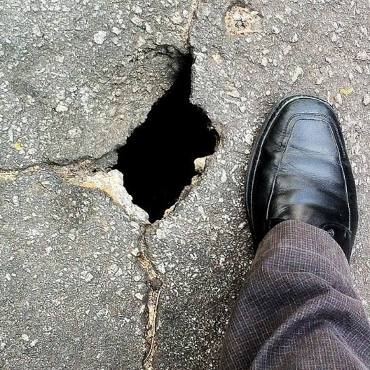 \"E mesmo calçadas estreitas – com desníveis, pisos inseguros, mobiliário inadequado ou mal distribuído, buracos etc. – são um luxo\".