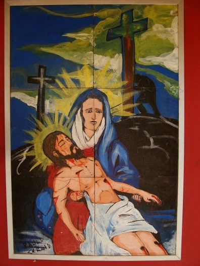 ...com pinturas do artista Paulo Sergio, tem jeitão de mangá! (Nesta cena, a 13ª estação: Jesus é tirado da cruz.)