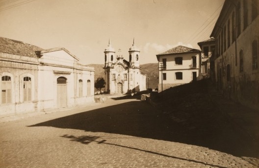 Mercado Municipal, construído em alvenaria, estilo neoclássico