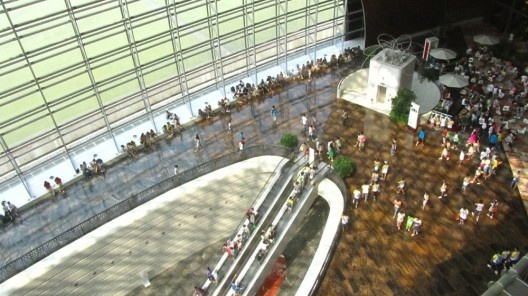 A escala do saguão impressiona