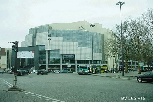 Ópera Bastille, fachada para a praça