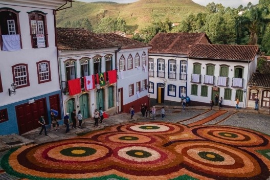 Revestindo os trajetos da fé