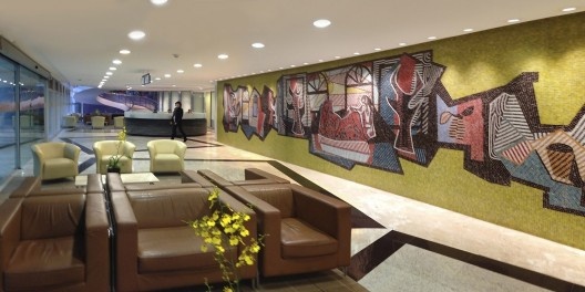 Quem sabe o nome do autor do painel no hospital de Niemeyer?
